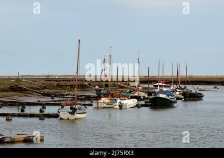 Morston Quay, Norfolk, Regno Unito - 18 Aprile 2021: Affacciato sulle fangose piane, norfolk Foto Stock