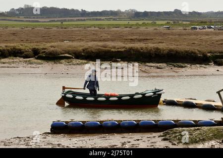 Morston Quay, Norfolk, Regno Unito - 18 Aprile 2021: Affacciato sulle fangose piane, norfolk Foto Stock