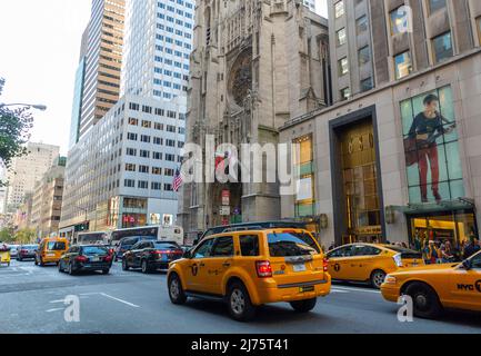 New York City, NY, USA, Street Scenes, Fifth Avenue, Taxi traffico auto su strada Foto Stock