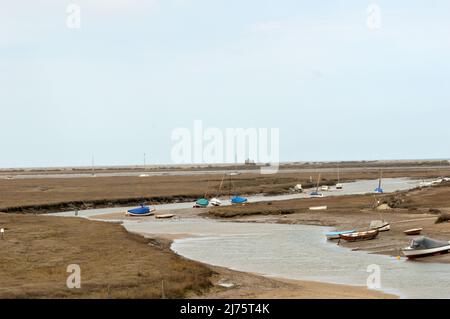 Morston Quay, Norfolk, Regno Unito - 18 Aprile 2021: Affacciato sulle fangose piane, norfolk Foto Stock