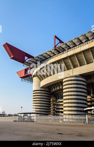 Lo stadio di calcio di San Siro è la sede dei club di calcio Inter Milan e AC Milan a Milano. Foto Stock