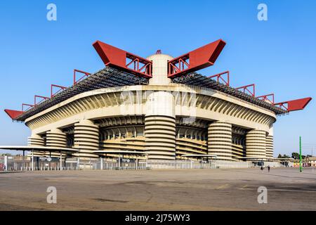 Vista generale dello stadio di calcio San Siro, sede dei club di calcio Inter Milan e AC Milan a Milano. Foto Stock