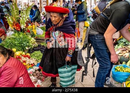 Senior Indigenous Quechua Donne Shopping per frutta e verdura al famoso mercato domenicale nel villaggio di Chinchero, Cusco Regione, Perù. Foto Stock