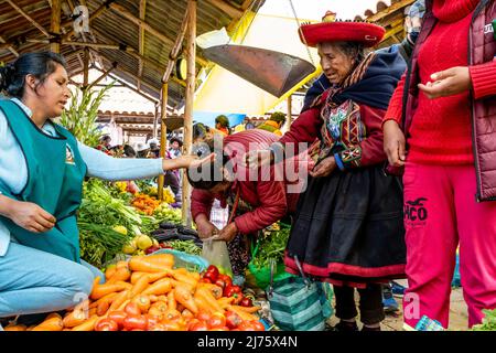 Senior Indigenous Quechua Donne Shopping per frutta e verdura al famoso mercato domenicale nel villaggio di Chinchero, Cusco Regione, Perù. Foto Stock