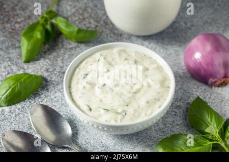 Insalata di pasta verde fatta in casa con aglio di basilico ed erbe Foto Stock