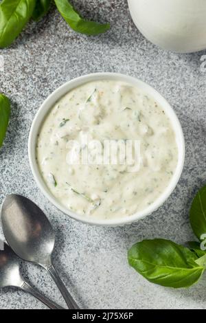 Insalata di pasta verde fatta in casa con aglio di basilico ed erbe Foto Stock