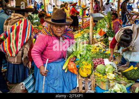 Donne Quechua indigene anziane che comperano frutta e verdura al mercato domenicale nel villaggio di Chinchero, nella regione di Cusco, in Perù. Foto Stock