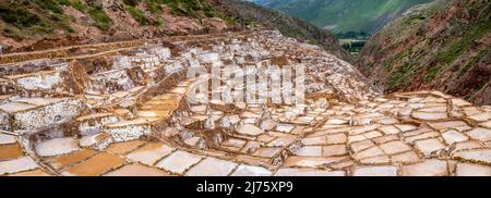 Un'immagine panoramica della regione di Cusco di Salineras De Maras (Maras Salt Pans), Perù. Foto Stock