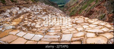 Un'immagine panoramica della regione di Cusco di Salineras De Maras (Maras Salt Pans), Perù. Foto Stock