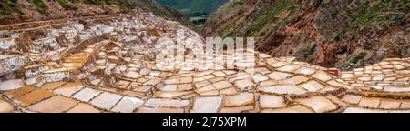 Un'immagine panoramica della regione di Cusco di Salineras De Maras (Maras Salt Pans), Perù. Foto Stock