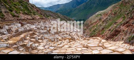 Un'immagine panoramica della regione di Cusco di Salineras De Maras (Maras Salt Pans), Perù. Foto Stock