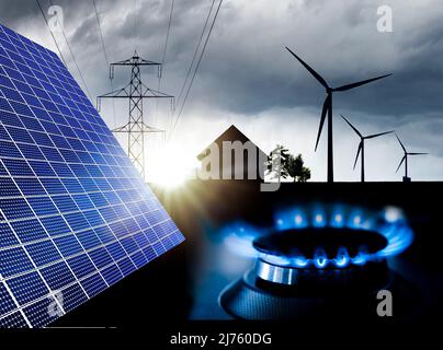 Energia sostenibile da gas, eolico e solare fattoria Foto Stock