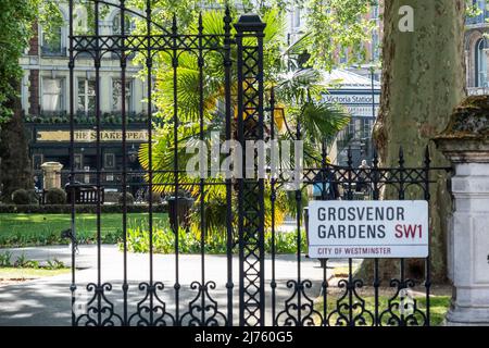 Londra - Maggio 2022: Grosvenor Gardens fuori dalla stazione Victoria di Westminster SW1 Foto Stock