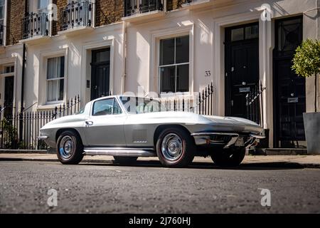 Londra - Maggio 2022: Chevrolet Corvette Stingray auto parcheggiata sulla strada di lusso Belgravia nel SW1 Foto Stock