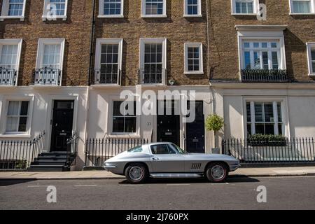 Londra - Maggio 2022: Chevrolet Corvette Stingray auto parcheggiata sulla strada di lusso Belgravia nel SW1 Foto Stock