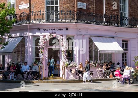 LONDRA - Maggio 2022: Panetteria Peggy Porschen su Ebury Street a Belgravia. Una famosa panetteria boutique che vende torte alla moda, tè e champagne Foto Stock