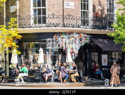 LONDRA - Maggio 2022: Tom Tom Tom Coffee House su Ebury Street a Belgravia. Foto Stock