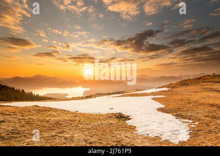 Alba in primavera a Simetsberg in Estergebirge, sullo sfondo Walchensee e Karwendel in tedesco e Alpi austriache Foto Stock