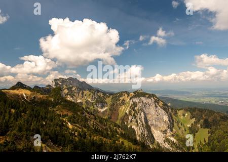 Vista da Kirchstein a Probstenwand (a destra), Benediktenwand e Achselköpfe nelle Prealpi bavaresi in tarda primavera con bel tempo di montagna. Foto Stock