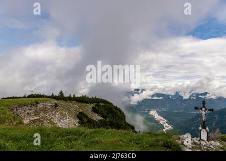 La piccola vetta attraversa il Vorderskopf in dense nuvole e atmosfera serale, sullo sfondo il Rissbach nel Karwendel, asciugato grazie al potere d'acqua, e vista verso Vorderriss. Foto Stock