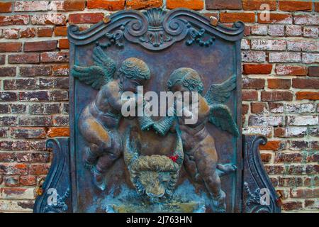 I cherubini che soffiano le corna sulla fontana dell'acqua di Ottone presso lo storico edificio di Sponge Exchange (1831), Apalachicola, Florida, USA Foto Stock