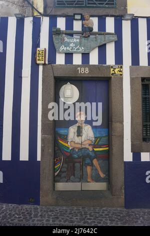 Porta in legno dipinta nel quartiere degli artisti e la strada della città vecchia di Rua Santa Maria, Funchal, Madeira, Portogallo. Foto di Matheisl Foto Stock