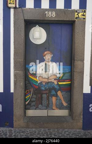 Porta in legno dipinta nel quartiere degli artisti e la strada della città vecchia di Rua Santa Maria, Funchal, Madeira, Portogallo. Foto di Matheisl Foto Stock