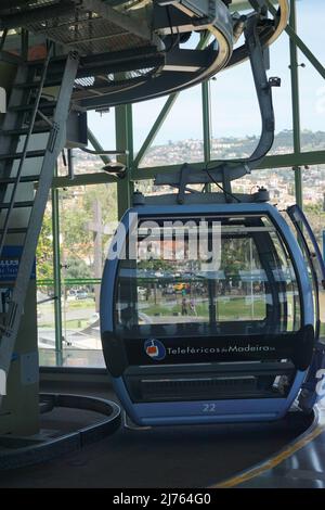 Gondola singola alla stazione base della funivia a Funchal, Madeira, Portogallo, Europa. Foto di Matheisl Foto Stock