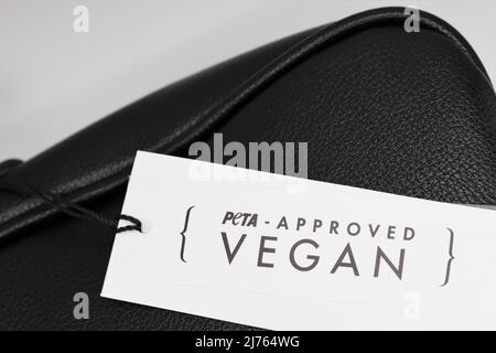 Un'etichetta 'vegan' 'approvata da Peta' su una borsetta realizzata in pelle sintetica. Foto Stock