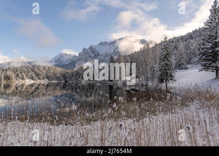 Il piccolo Lautersee sopra Mittenwald nella neve fresca di una bella giornata invernale, sullo sfondo le montagne occidentali del Karwendel Foto Stock