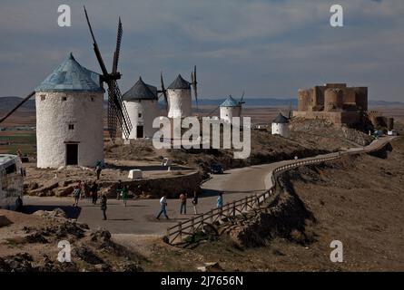 Windmühlen und Burg Foto Stock