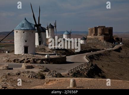 Windmühlen und Burg Foto Stock