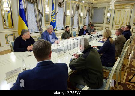 Kiev, Ucraina. 06 maggio 2022. Il presidente ucraino Volodymyr Zelenskyy, a sinistra, ha un incontro faccia a faccia con i ministri degli Esteri delle Nazioni baltiche, il 6 maggio 2022 a Kiev, Ucraina. Credit: Ukraine Presidency/Ukraine Presidency/Alamy Live News Foto Stock