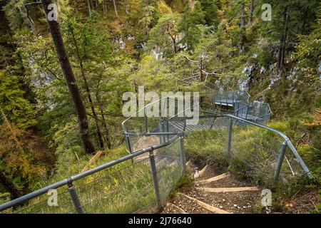 Scendendo le scale con ringhiera nel cosiddetto Leutascher Geisterklamm tra Mittenwald e Leutasche nella zona di confine tra Austria e Germania. Foto Stock