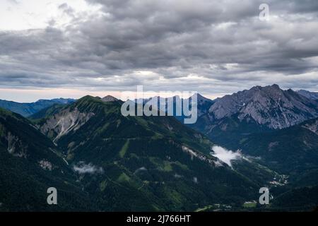 Atmosfera serale con folte nuvole su Hinterriss e il Karwendel. Foto Stock