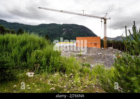 Documentazione della deforestazione dell'ultima foresta montana rimasta nella valle dell'Inn vicino a Haining a favore della costruzione di case residenziali e aree industriali. Foto Stock