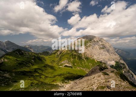 Il Gradai Hochleger con i suoi pascoli sotto il Sonnjoch, visto dal Hahnenkampl. Con copertura nuvola leggera a metà estate. Foto Stock