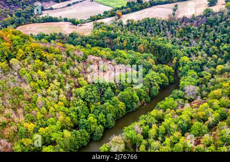 Veduta aerea del fiume Viaur in Aveyron - Occitanie, Francia Foto Stock