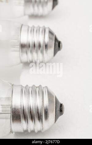 Chiudere il tappo della lampadina a incandescenza in vetro con attacco filettato E27 / Edison Screw 27mm. Per l'illuminazione, l'industria dell'illuminazione del Regno Unito, l'abstract dell'illuminazione Foto Stock