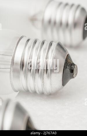 Chiudere il tappo della lampadina a incandescenza in vetro con attacco filettato E27 / Edison Screw 27mm. Per l'illuminazione, l'industria dell'illuminazione del Regno Unito, l'abstract dell'illuminazione Foto Stock