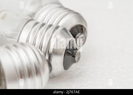 Chiudere il tappo della lampadina a incandescenza in vetro con attacco filettato E27 / Edison Screw 27mm. Per l'illuminazione, l'industria dell'illuminazione del Regno Unito, l'abstract dell'illuminazione Foto Stock