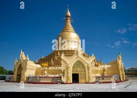 YANGON, MYANMAR - 17 DICEMBRE 2016: Tempio buddista Maha Wizaya Pagoda primo piano. Yangon, Myanmar (Birmania) Foto Stock