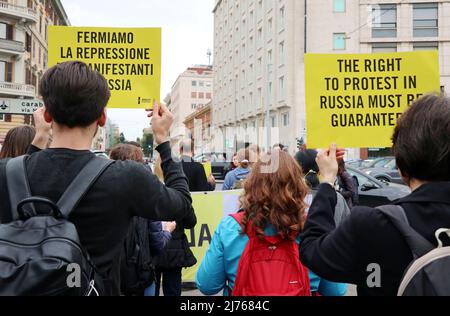 Gli attivisti di Amnesty International si sono manifestati presso l'Ambasciata russa a Roma, Italia, maggio 5 2022. Il gruppo protesta contro la soppressione del dissenso in Russia. Secondo Riccardo Noury, portavoce di Amnesty in Italia, oltre 15,000 persone sono state arrestate in Russia dall'inizio della guerra in Ucraina, per aver appena dimostrato contro il conflitto; i dissidenti rischiano fino a 15 anni di carcere per il disaccordo con la guerra. Nel 2022 il World Press Freedom Index recentemente pubblicato dall'organizzazione Reporter sans Frontieres, la Russia è al 155th° posto a livello globale per quanto riguarda la libertà di espressione Foto Stock