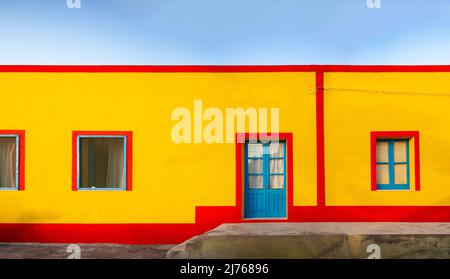 Vista sulla tipica casa Linosa dipinta di giallo e rosso nella stagione estiva. Linosa è una delle Isole Pelagie del canale di Sicilia Foto Stock