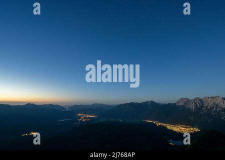 Serata con vista sul ferchensee, Lautersee, Mittenwald, Wallgau e Krün, nonché sul Karwendel, durante la discesa dalla vetta di Wetterstein sopra il cosiddetto Gamsanger. Foto Stock