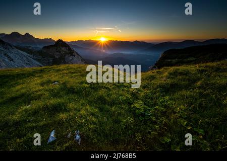 Tramonto in direzione di Garmisch-Partenkirchen, dal Gamsanger sotto la vetta di Wetterstein, con vista sulle Zugspitze e sulle Alpi Ammergau. Foto Stock