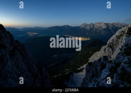 Serata con vista sul ferchensee, Lautersee, Mittenwald, Wallgau e Krün, nonché sul Karwendel, durante la discesa dalla vetta di Wetterstein sopra il cosiddetto Gamsanger. Foto Stock