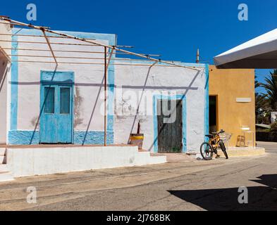 Vista sulla tipica casa Linosa dipinta di bianco e blu nella stagione estiva. Linosa è una delle Isole Pelagie del canale di Sicilia Foto Stock