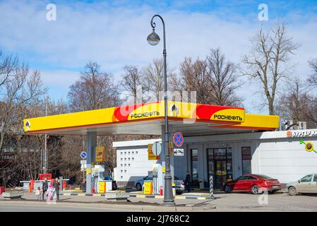 ST. PETERSBURG, RUSSIA - 03 APRILE 2022: Distributore di benzina Rosneft. San Pietroburgo, Russia Foto Stock