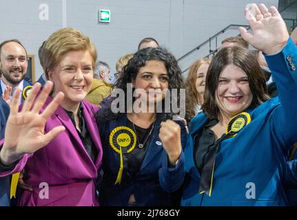 Il primo Ministro Nicola Sturgeon con Roza Salih (centro) e Susan Aitken (destra) della SNP al Glasgow City Council contano alla Emirates Arena di Glasgow, nelle elezioni del governo locale. Data foto: Venerdì 6 maggio 2022. Foto Stock